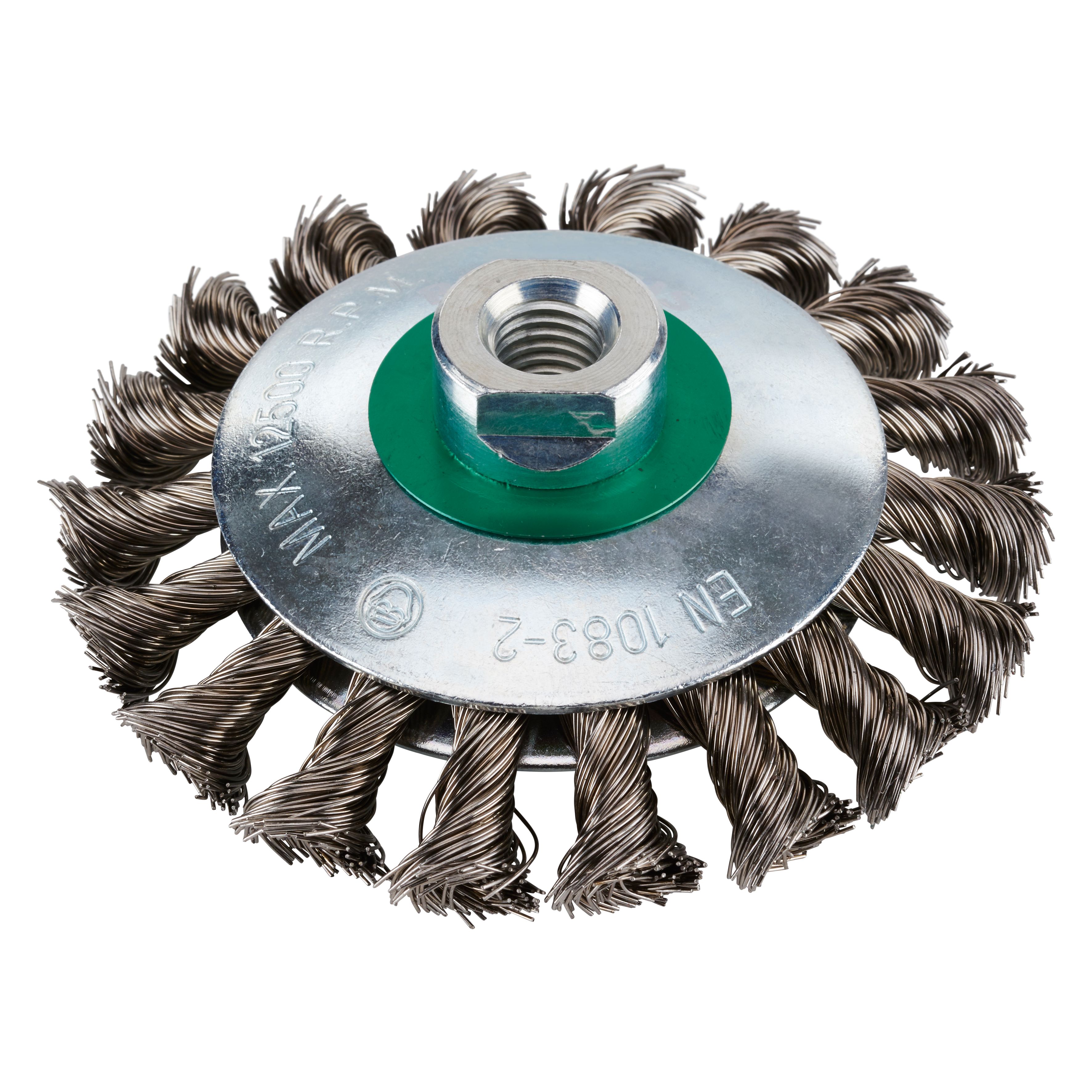 353024 EKBZ kegelborstel, een kegelborstel van roestvast staal met getordeerde draad van roestvast staal. De kegelborstel heeft een diameter van 115 mm, een M14 asgat en een draaddikte van 0.50 mm. Eigenschappen: - Groot reinigend vermogen - Voor het verwijderen van zware aantastingen - Combineert de voordelen van komborstels en radiale borstels. Deze kegelborstels zijn geschikt voor het gebruik op de haakse slijper. Geschikt voor de bewerking van staal en RVS. De kegelborstel is per stuk verpakt