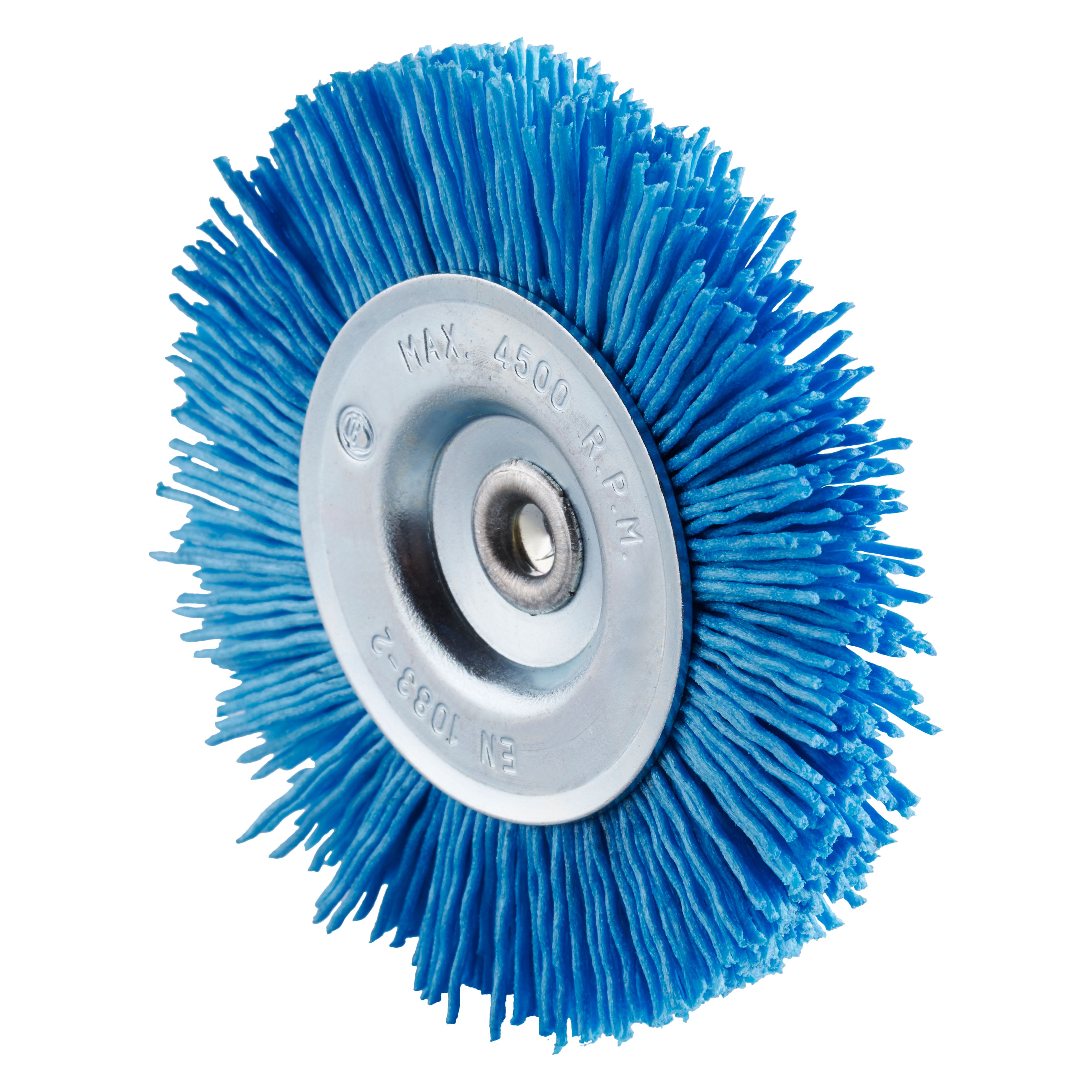 353037 HRB ronde nylonborstel, een radiale borstel met abrasieve borstelharen. Deze borstel heeft een diameter van 75 mm, een asgat van 6.0 mm en een fijne korrelgrootte. Eigenschappen: - Lange levensduur - Gelijkmatige schuurprestatie door het permanent vrijkomen van korrels - Tevens geschikt voor het structureren van hout. Deze ronde nylonborstels zijn geschikt voor het gebruik op de haakse slijper en boormachine. Geschikt voor de bewerking van staal, RVS, hout en aluminium. 10 radiale borstels per doos