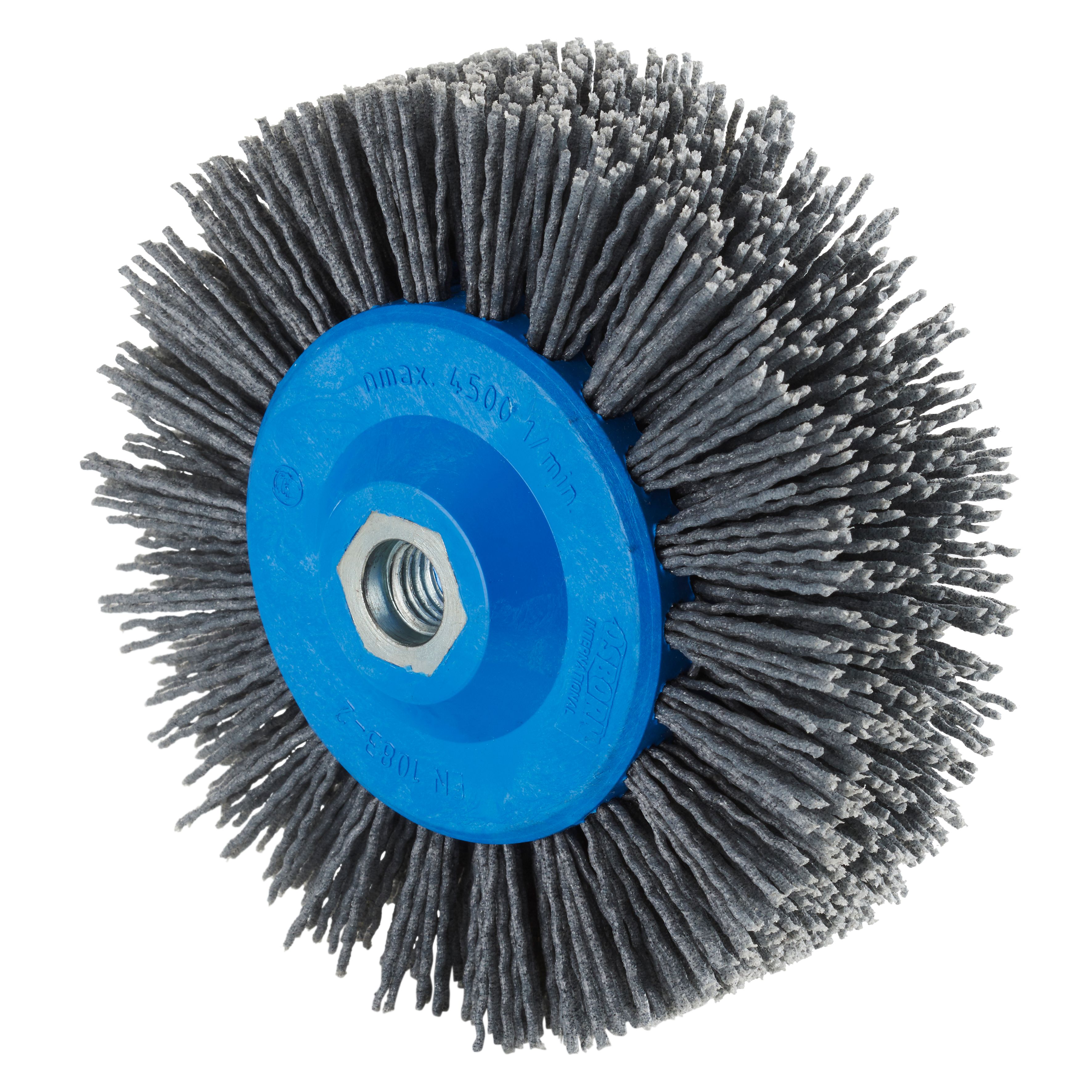 353121 HRB ronde nylonborstel met stift, een radiale borstel met abrasieve borstelharen. Deze borstel heeft een diameter van 140 mm, een M14 asgat en een K80 korrelgrootte. Eigenschappen: - Lange levensduur - Gelijkmatige schuurprestatie door het permanent vrijkomen van korrels - Tevens geschikt voor het structureren van hout. Deze ronde nylonborstels zijn geschikt voor het gebruik op de haakse slijper en boormachine. Geschikt voor de bewerking van staal, RVS, hout en aluminium. De radiale borstels zijn per stuk verpakt