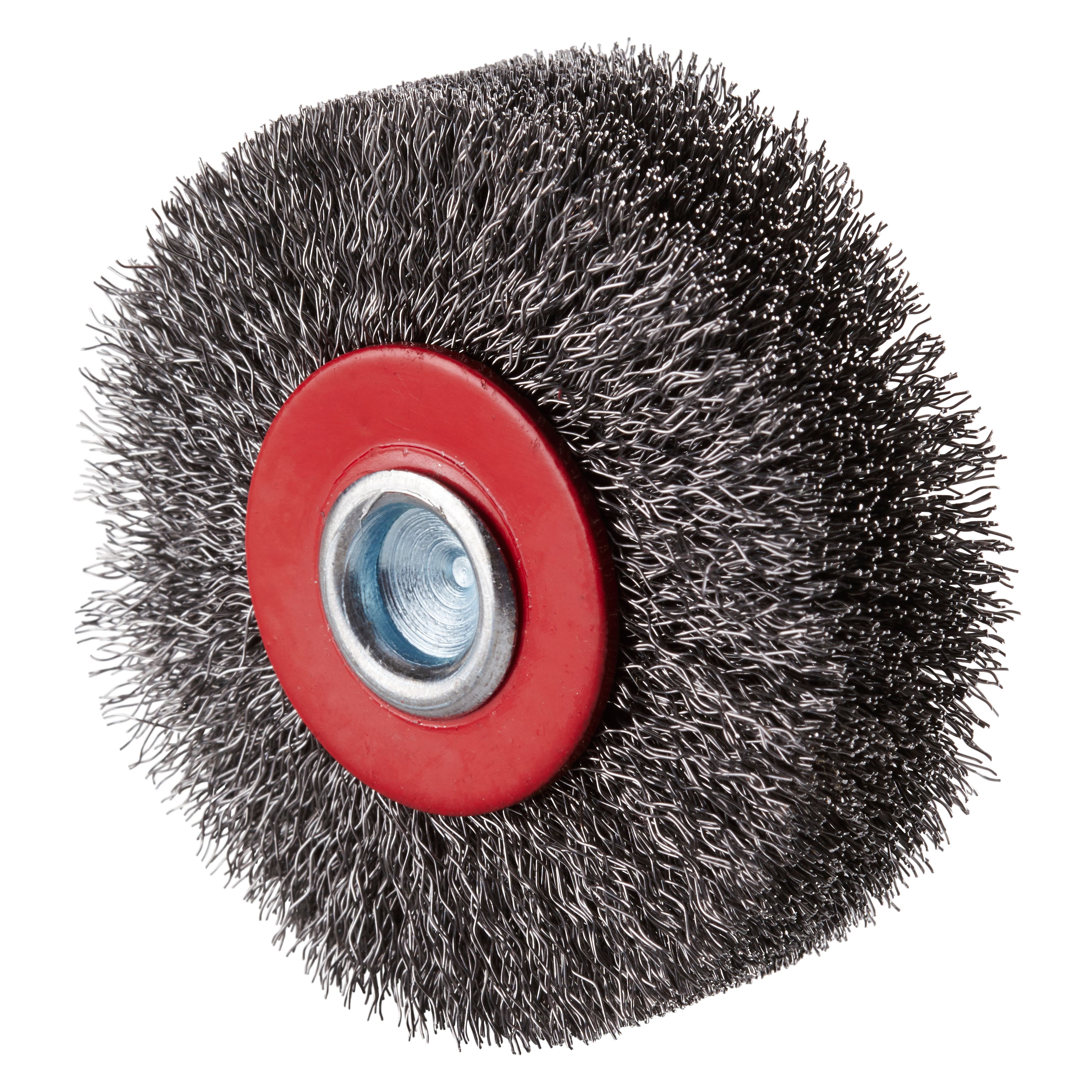 353153 SRBWGS staalborstel op stift, een radiale staalborstel met gegolfde staaldraad met 6 mm as, een diameter van 60 mm, asgat van 6.0 mm en een draaddikte van 0.20 mm. Eigenschappen: - Een hoog maximaal toelaatbaar toerental - Voor het behoedzaam reinigen - In kunststof ingegoten voor een tot wel 10x langere levensduur. Deze radiale staalborstels op stift zijn geschikt voor het gebruik op de rechte slijper en aandrijving met gebogen as. Geschikt voor de bewerking van staal. 10 radiale borstels per doos
