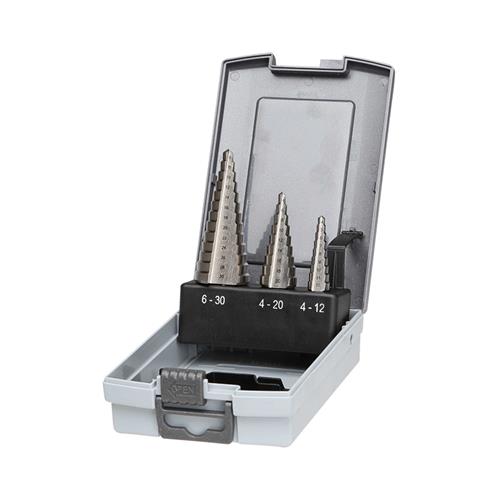 SBS300300 Stappenboor set met 3 verschillende boren in 3 afmetingen. Voor het verzinken of opboren van boorgaten in diverse staalsoorten. Inhoud: 1 x Stappenboor 4-12 mm, 1 x 4-20 mm en 1 stappenboor 6-30 mm.