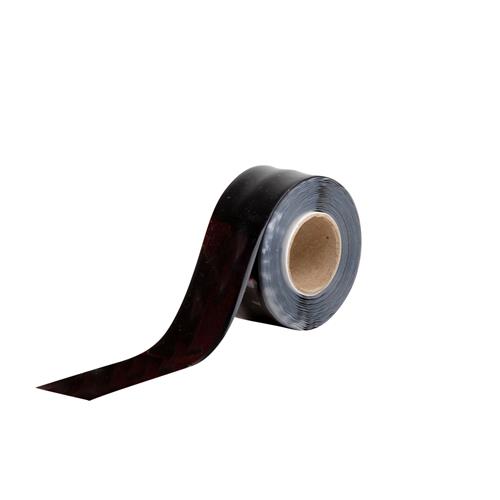 T216 zw Easy Fix, is de oplosser voor lekkageproblemen, het isoleren van elektrische bedrading en het afdichten van buizen of slangen. Zeer snelle vulkaniserende tape met hoogwaardige eigenschappen. Onder water te gebruiken en schoon te verwijderen zonder lijmresten. Bekijk de demonstratiefilm en ontdek de talloze toepassingen. Eigenschappen: - Isoleert tot 8000 volt - Drukbestendig tot 12 bar (15 bar bij meerdere lagen) - Permanente lucht- en waterdichte afdichting - Bestand tegen oplosmiddelen, zuren, oliën en brandstoffen - Zeer goed UV en weerbestendig - Zeer goed bestand tegen ozon, corrosie en vocht - Ook voor oneffen, natte en vuile en vette ondergronden - Easy Fix wordt ingezet voor het afdichten van buizen en slangen, het oplossen van lekkageproblemen en voor isoleren van elektrische bedradingen.